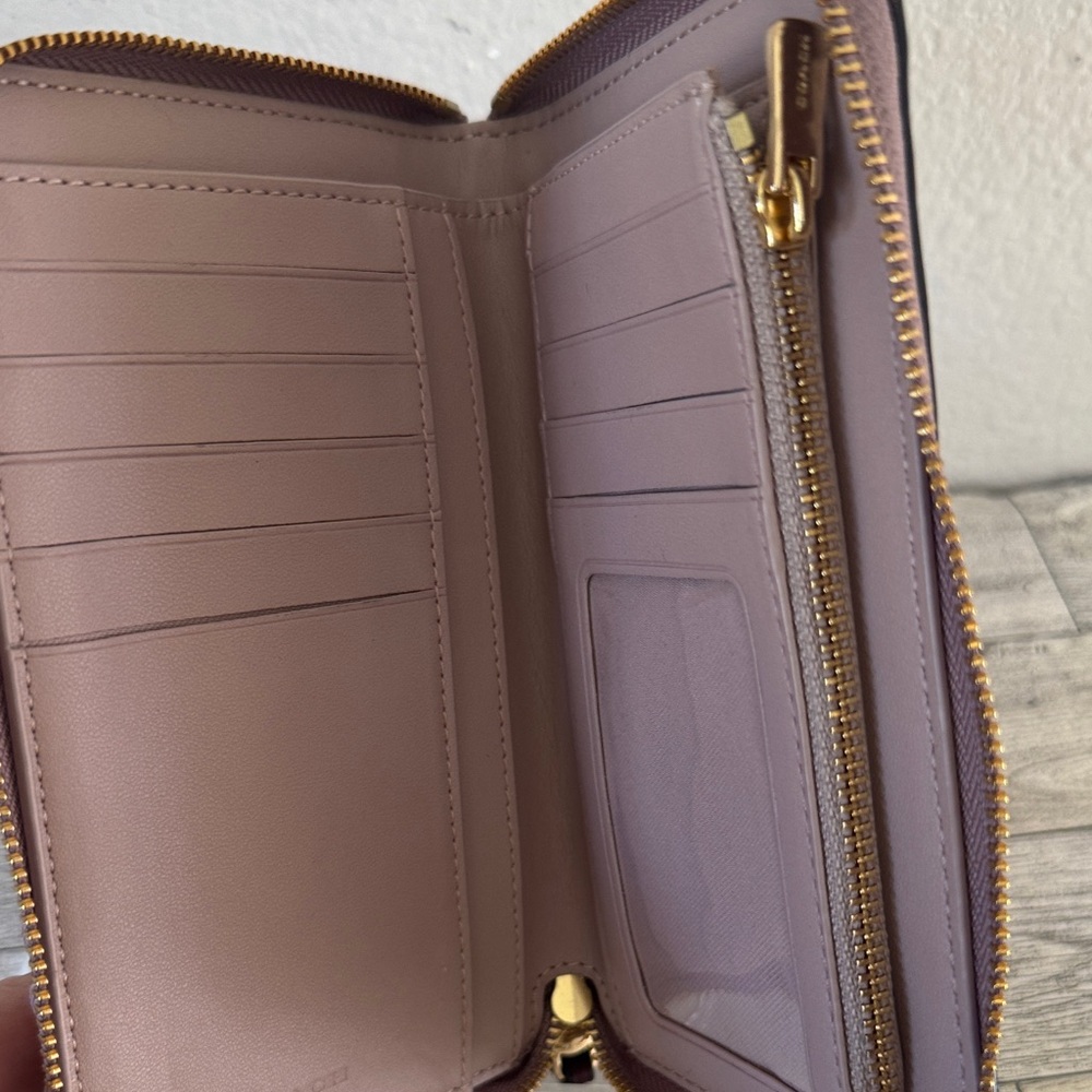 Coach Medium ID Zip Wallet in Colorblock with Border Quilting NWOT - Picture 10 of 13